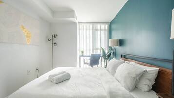 2 kamar tidur, meja kerja, setrika/meja setrika, dan tempat tidur bayi