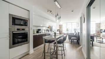 Lemari es, microwave, oven, dan kompor