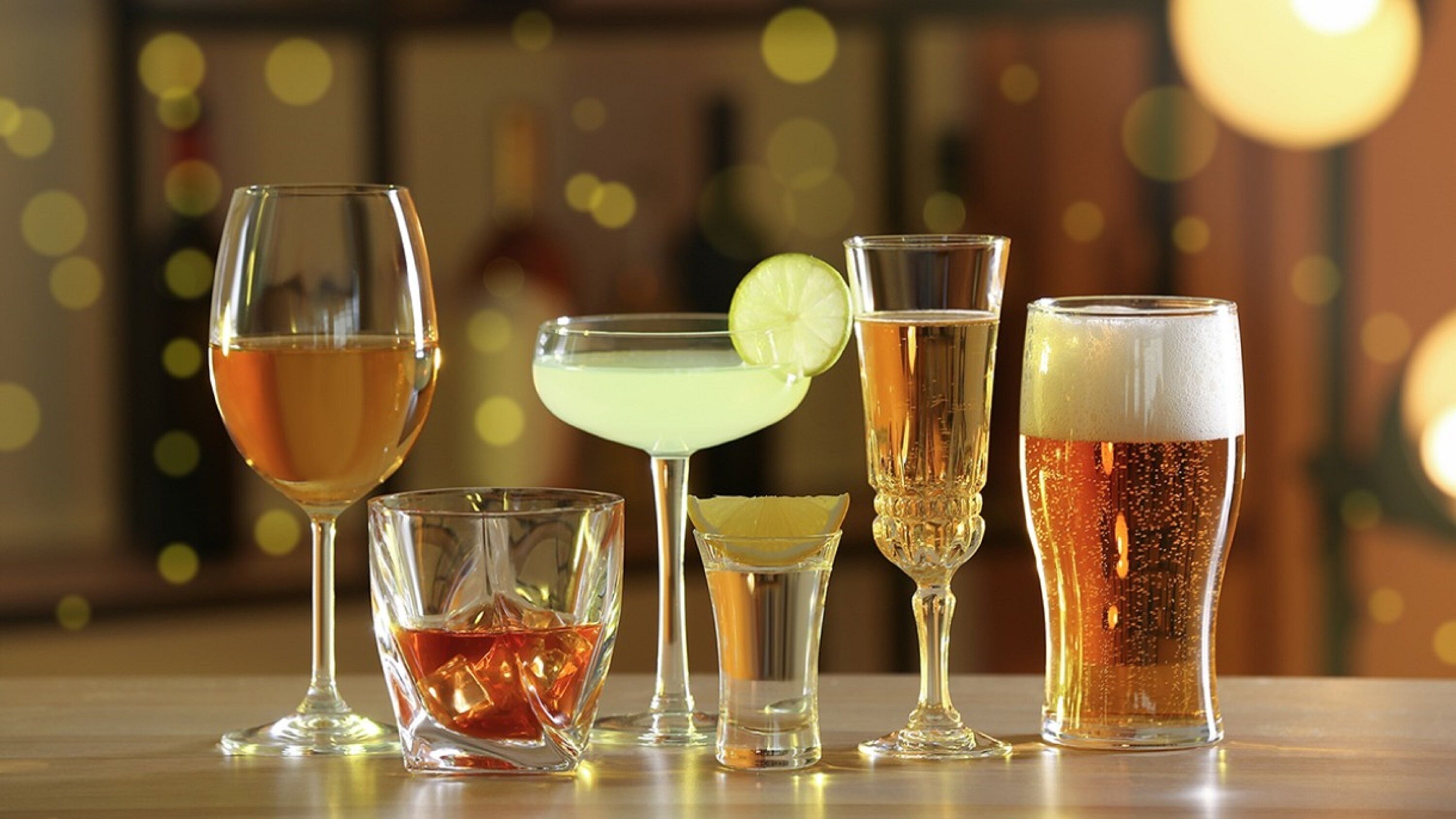 Verschillende glazen met uiteenlopende drankjes op een tafel.