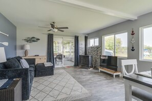 Smart TV, DVD player, video library, stereo - Lakeside Retreat on South Scott Lake – Pet Friendly | Sleeps 8 (Bangor)