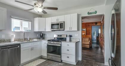 Lakeside Retreat on South Scott Lake – Pet Friendly | Sleeps 8