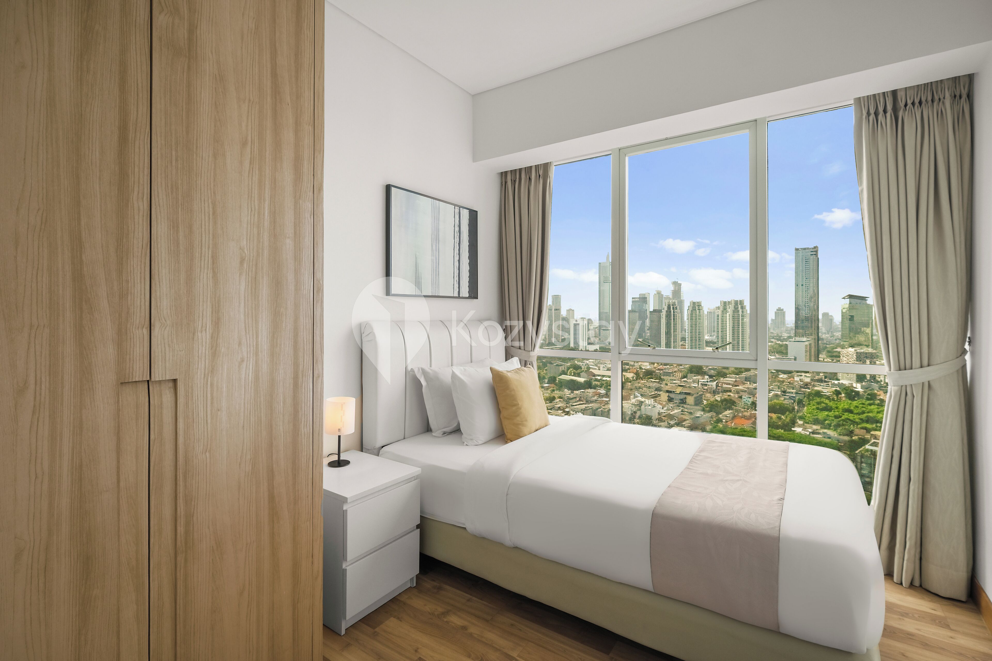 Un dormitorio moderno con una cama grande, una mesita de noche y una ventana con vistas a la ciudad.
