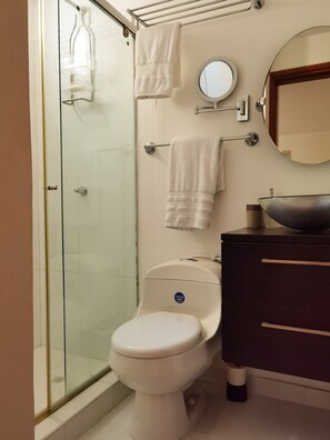 Douche, bidet, serviettes fournies, savon