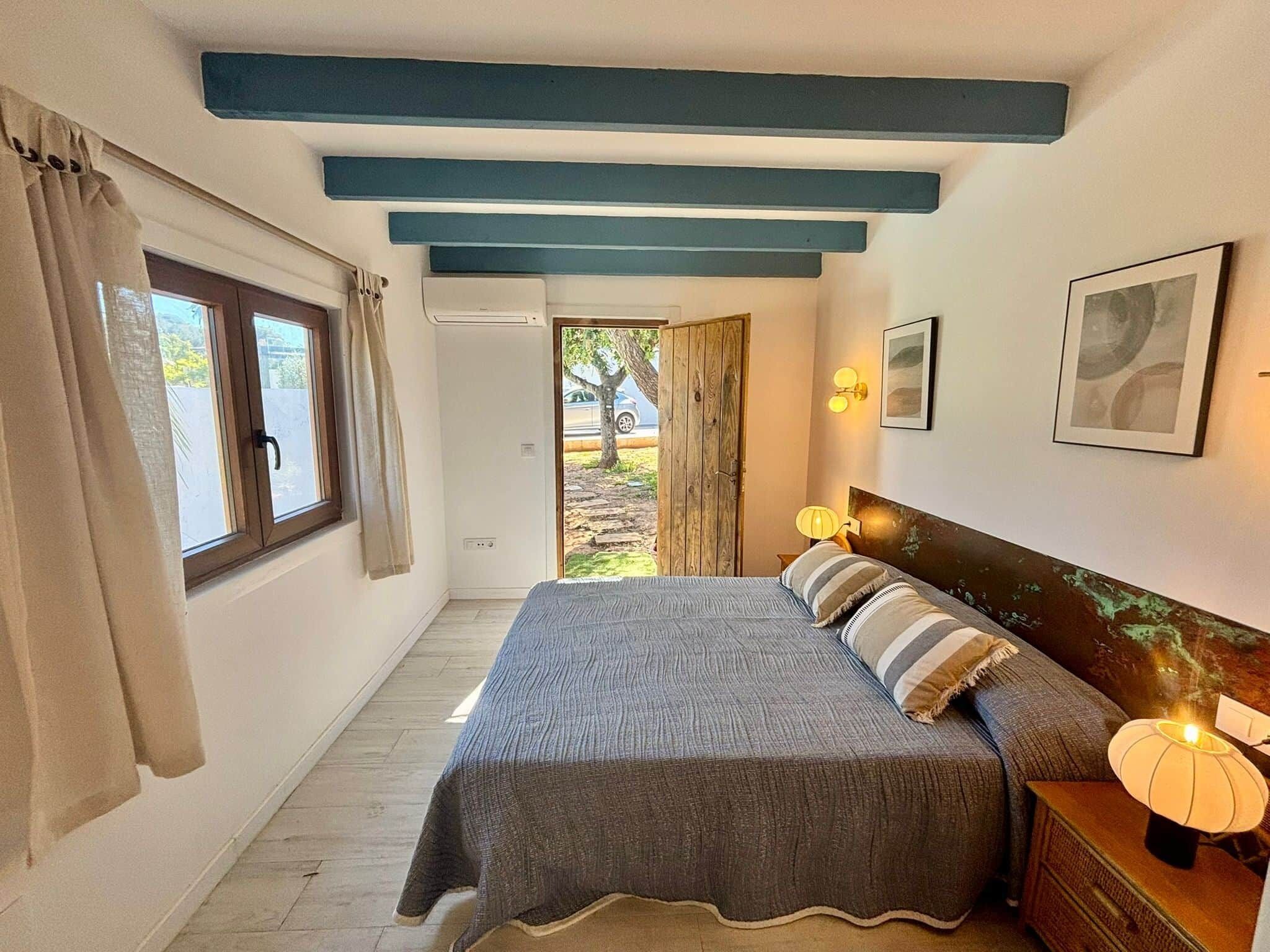 2 bedrooms, desk, WiFi (free), bed sheets