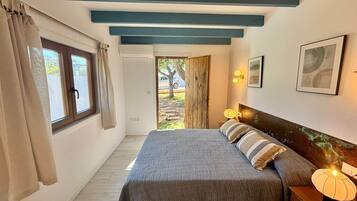 2 bedrooms, desk, WiFi (free), bed sheets
