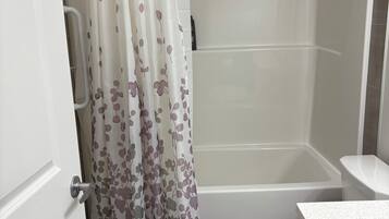 Serviettes fournies, savon, papier toilette