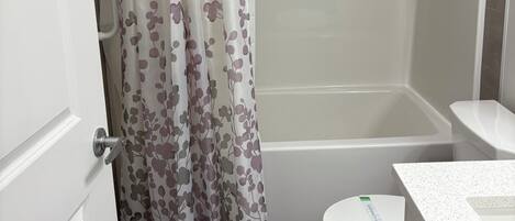 Serviettes fournies, savon, papier toilette