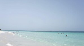 Ligstoelen aan het strand, strandlakens