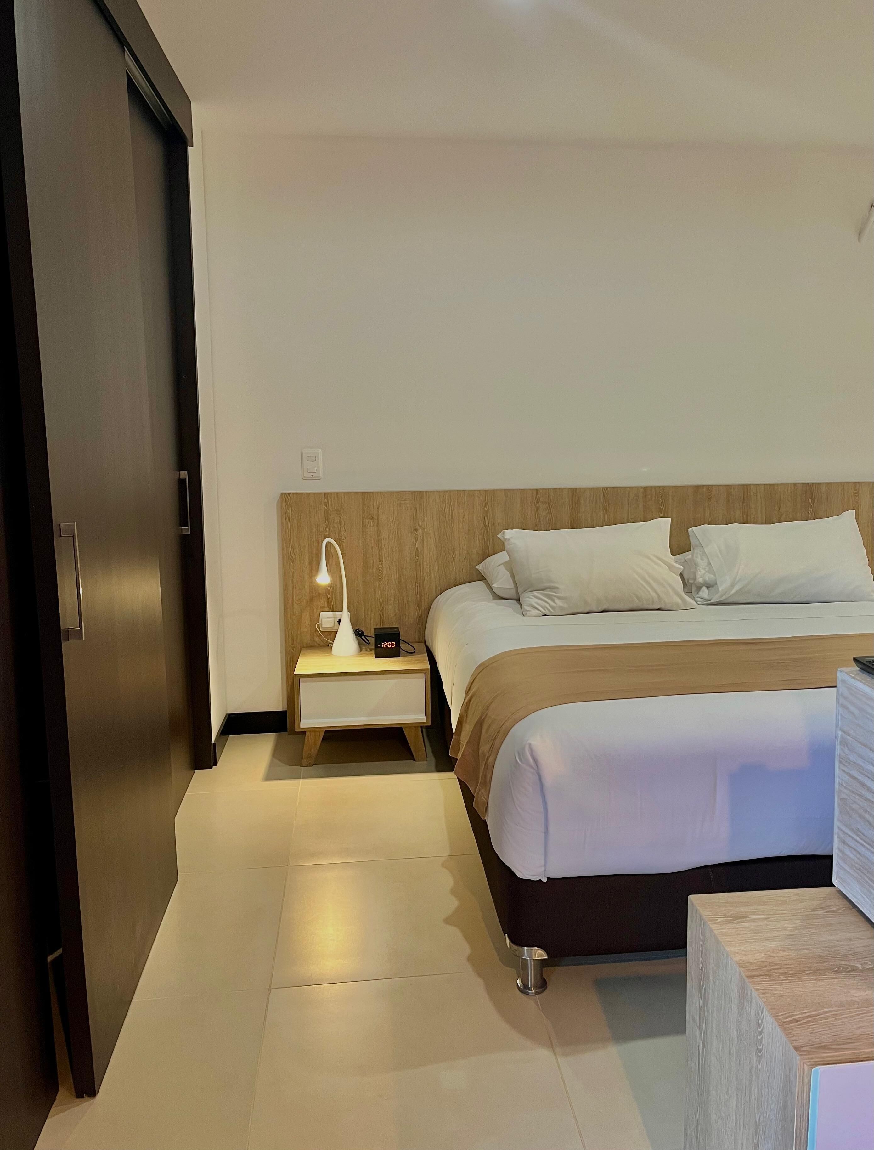 1 quarto, cofres nos quartos, escrivaninha