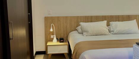 1 dormitorio, caja fuerte, escritorio y tabla de planchar con plancha