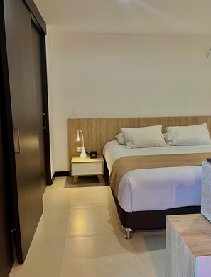 1 habitación, caja de seguridad en la habitación y escritorio 