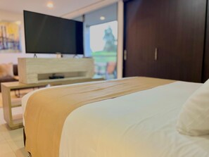 1 habitación, caja de seguridad en la habitación y escritorio 