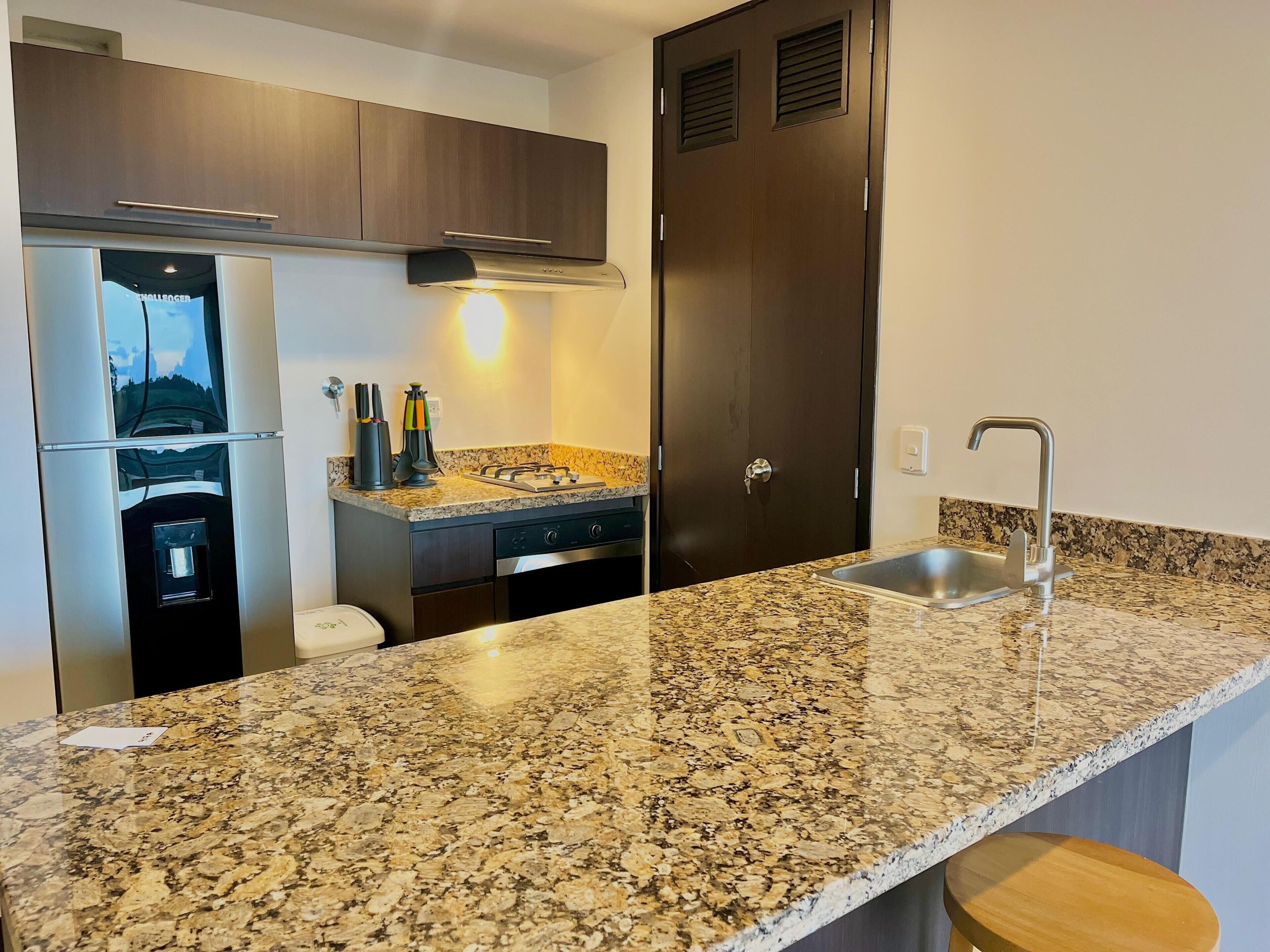 Jääkaappi, mikroaaltouuni, uuni, keittoastiat/astiat/ruokailuvälineet