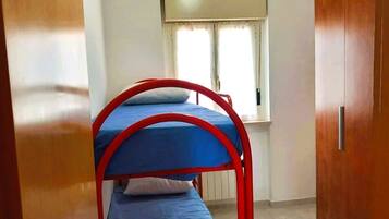 2 slaapkamers, een strijkplank/strijkijzer, gratis wifi, beddengoed