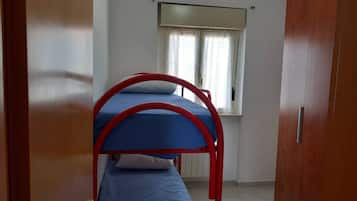 2 habitaciones, tabla de planchar con plancha y ropa de cama