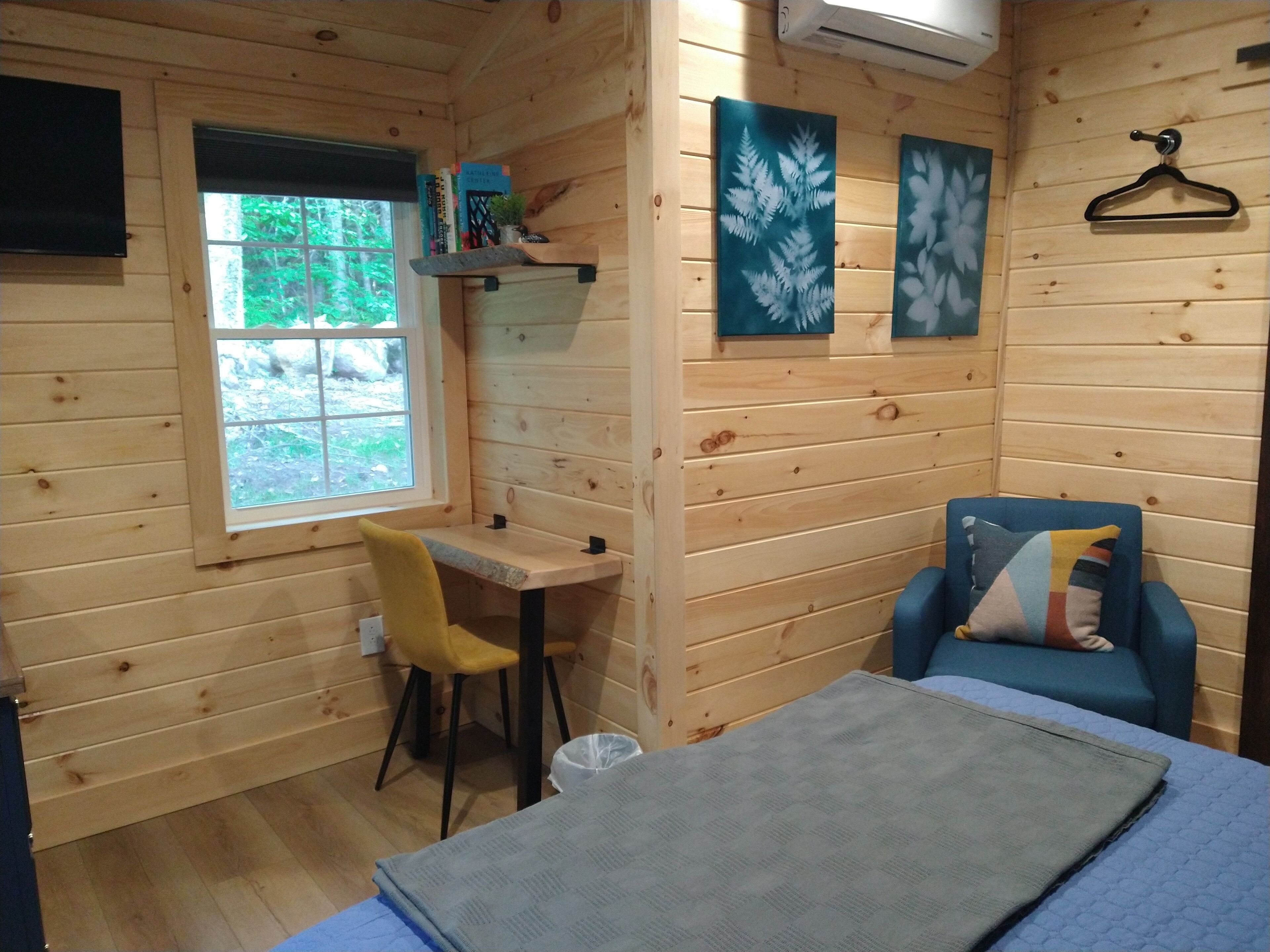 1 chambre, bureau, fer et planche à repasser, lit parapluie