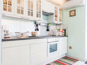 Refrigerador, microondas, horno y utensilios de cocina 