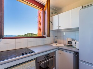 Kjøleskap, oppvaskmaskin og kjøkkenutstyr