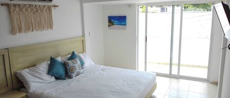 King Bed Suite with Balcony | Free WiFi, bed sheets