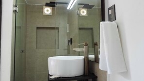 Chuveiro, toalhas de banho, sabonete, shampoo