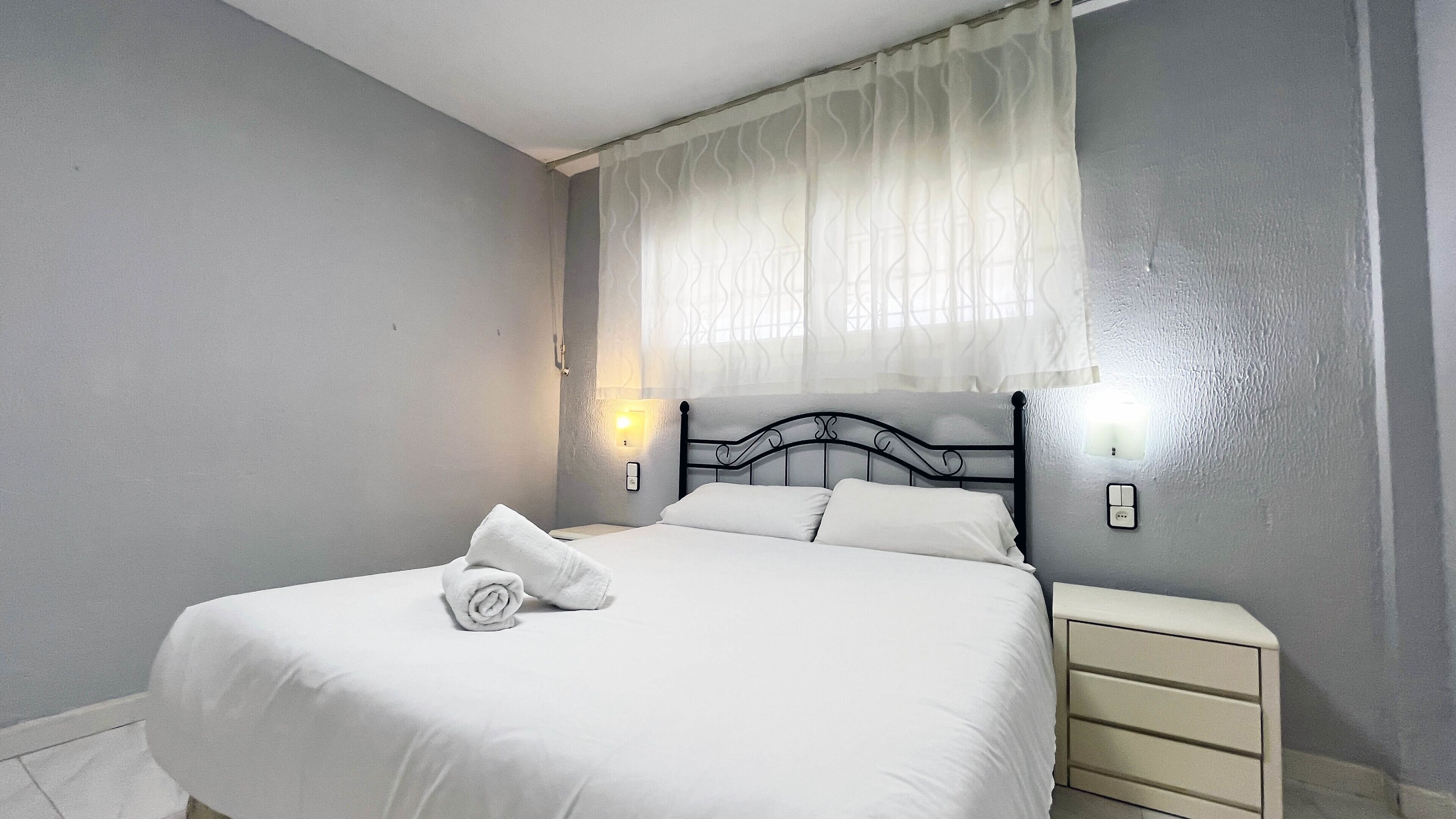 2 habitaciones, escritorio y tabla de planchar con plancha 