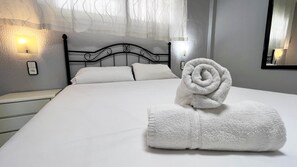 2 Schlafzimmer, Schreibtisch, Bügeleisen/Bügelbrett, Reisekinderbett