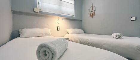 2 Schlafzimmer, Schreibtisch, Bügeleisen/Bügelbrett, Reisekinderbett