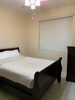 4 bedrooms, iron/ironing board, WiFi, bed sheets