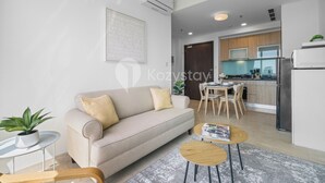Ein modernes Wohnzimmer mit einer Couch, einem Couchtisch und einem Essbereich mit Tisch und Stühlen.