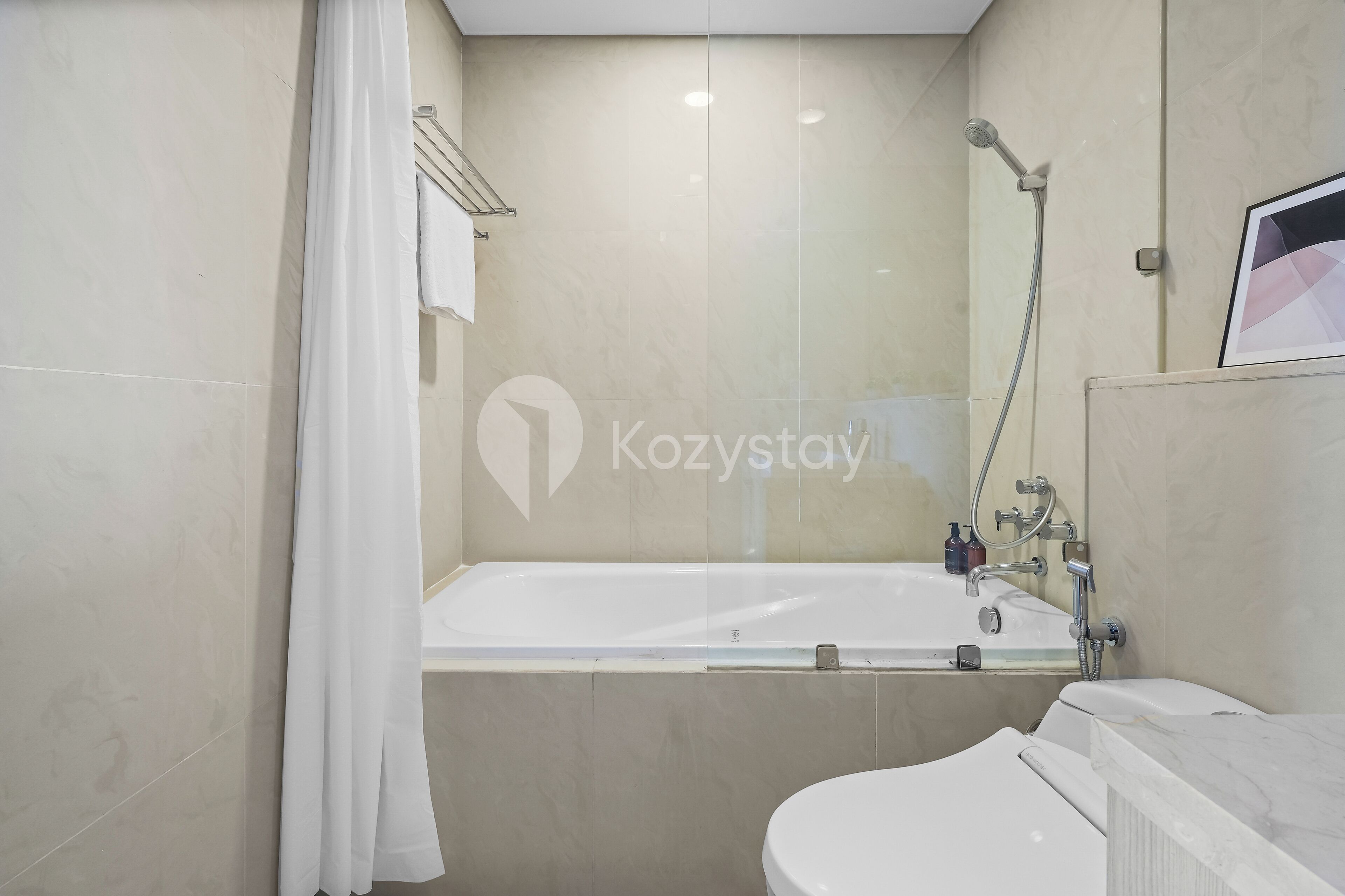 Un baño moderno con bañera, inodoro y ducha.