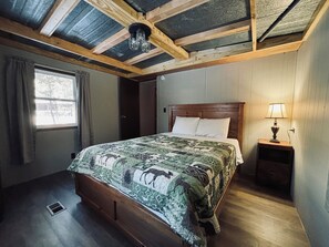 3 bedrooms, travel cot, bed sheets - Creekside Oasis ~ Terrific 3-bedroom Cabin in Hazelhurst, Wisconsin (Hazelhurst)