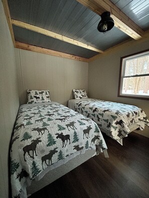 3 bedrooms, travel cot, bed sheets