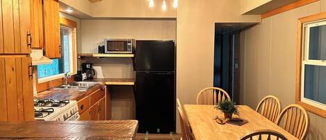 Mikrovågsugn, ugn, spishäll och pappersservetter