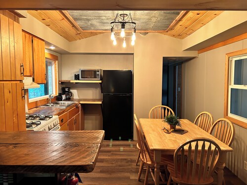 Creekside Oasis ~ Terrific 3-bedroom Cabin in Hazelhurst, Wisconsin