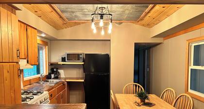 Creekside Oasis ~ Terrific 3-bedroom Cabin in Hazelhurst, Wisconsin