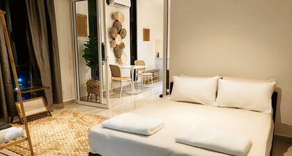 DOTS âą Spacious Suite Sunset, City & Seaview