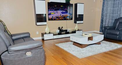 Spacious 5-bedroom house in beautiful Indianapolis with WiFi, AC