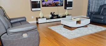 Spacious 5-bedroom house in beautiful Indianapolis with WiFi, AC