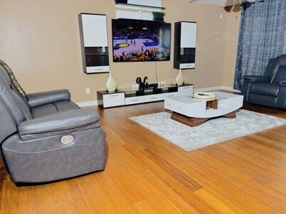 Spacious 5-bedroom house in beautiful Indianapolis with WiFi, AC