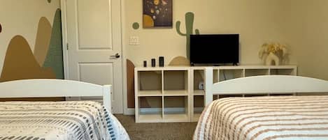 5 quartos, ferros/tábuas de passar roupa, berço de viagem
