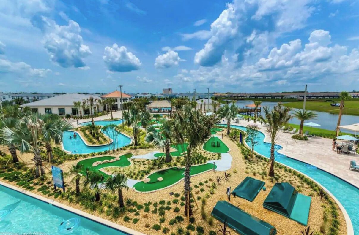 Una piscina al aire libre, una piscina climatizada