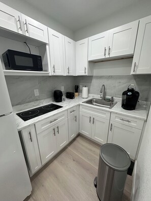 Fridge, microwave, stovetop, coffee/tea maker - 5 minutes from Bush Garden and USF! Apartment for 2 people, cozy. (Tampa)