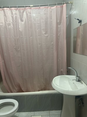 Sèche-cheveux, serviettes fournies, savon, papier toilette