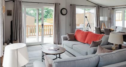 Rural Lodge - Sleeps 4 - Parking - Fishing Lake