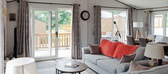 Rural Lodge - Sleeps 4 - Parking - Fishing Lake