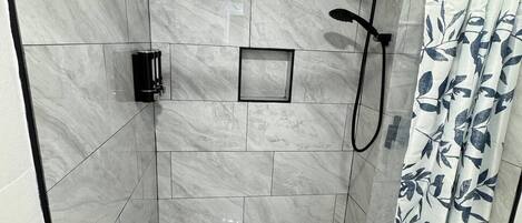 Haartrockner, Handtücher, Seife, Toilettenpapier