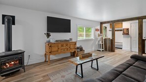 Smart TV, fireplace, ping pong, books - The Skyles Lake Escape- A cozy mountain retreat! (Whitefish)