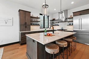 Jääkaappi, mikroaaltouuni, uuni, liesi