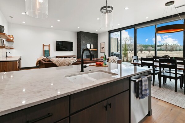 Älytelevisio, takka, videopelejä, kirjoja