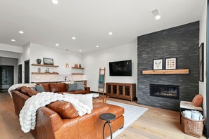 Älytelevisio, takka, videopelejä, kirjoja